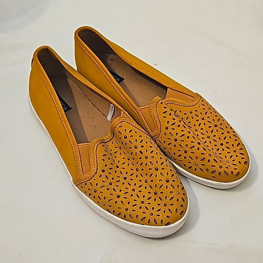 NAUTICA SLIP ON SNEAKERS SIZE 8.5‎
